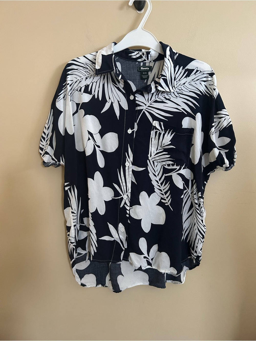 Roots Woman’s Navy & White Tropical Print Button-Down Short Sleeve top
